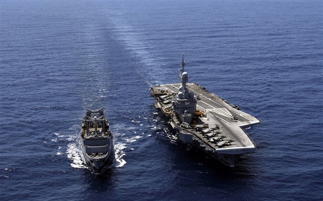 Švédové zablokovali ruský dron, který špehoval francouzskou letadlovou loď