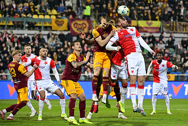 ONLINE: Dukla - Slavia 0:2, Svozil fauloval Sadílka, z penalty zvyšuje Chorý