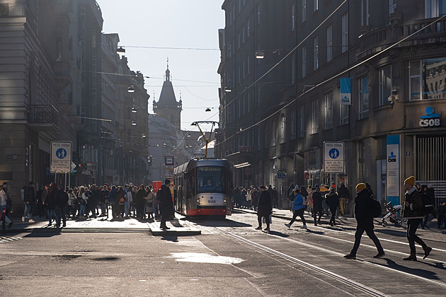 Smrtící neznalost: chodci stále nevědí, že tramvaj na přechodu prostě nezastaví