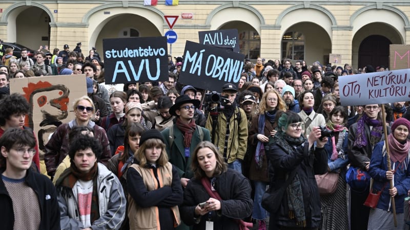 Kulturu nepřejedou, protestovali studenti. Pokud Klempíř nezabrání škrtům, chtějí demisi
