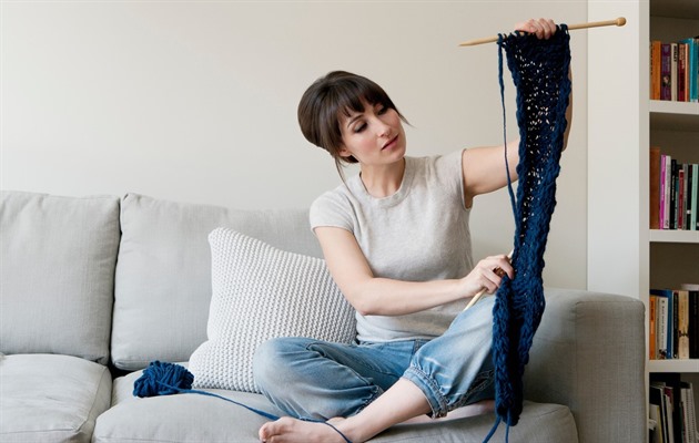 Vyšívání i kovářství. Mladí hledají odpočinek u „babičkovských“ koníčků