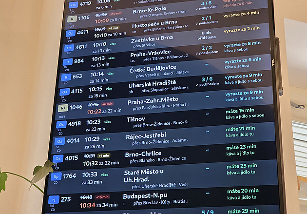 Kávu a jídlo ještě stihnete, radí odjezdová tabule v kavárně na nádraží v Brně