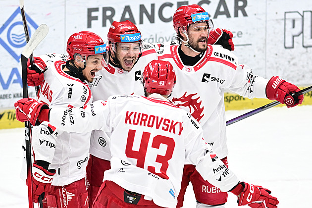 ONLINE: Třinec zvyšuje náskok nad Hradcem, po brzkém gólu vede i Liberec