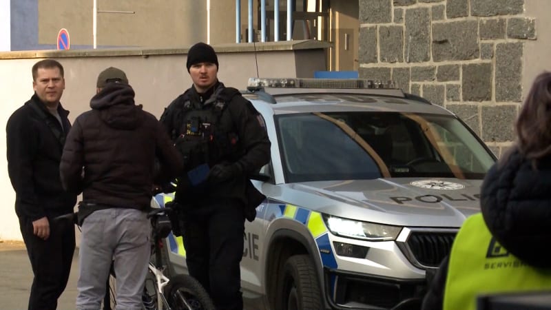 Teror v Pardubicích: Policie dopadla čtvrtou podezřelou, pátrá po dalších