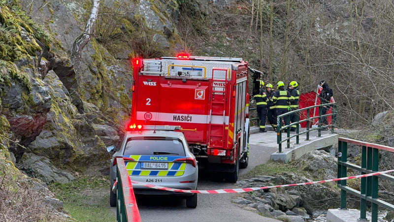 V Divoké Šárce našli pod skálou tělo ženy. Na místě zasahují vyšetřovatelé i koroner
