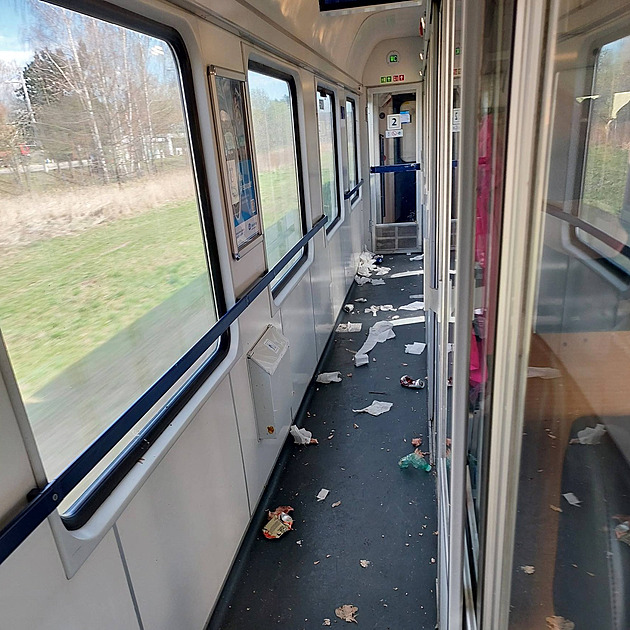 Rozházené odpadky a obtěžování lidí ve vlaku. Fanoušci Dynama si zase utrhli ostudu