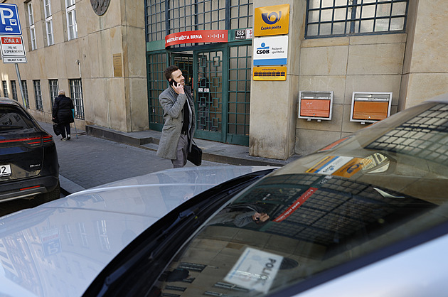 NCOZ zadržela sedm lidí kvůli podvodu s dotacemi, v Brně odvedli ženu v poutech