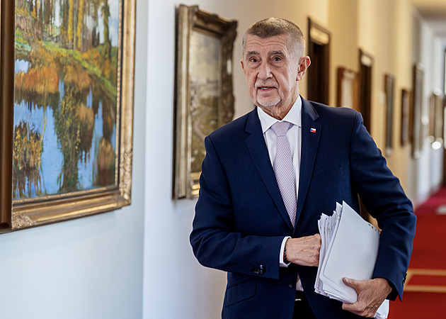 Zlevněte, vyzývá Babiš výrobce paliv. Orlen a MOL podle něj nepochopitelně zdražily