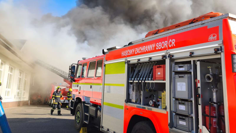 Poplach na Semilsku: Hoří průmyslová hala. Z dálky je vidět hustý kouř, v okolí nejezdí vlaky