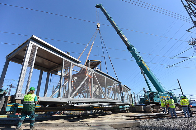 Lávka nad kolejištěm v České Třebové je kompletní, stanici už řídí počítač