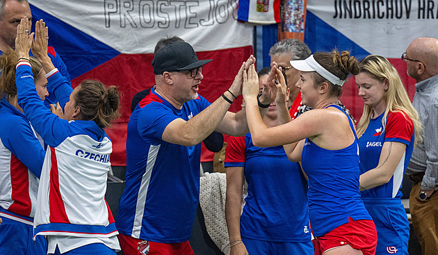 Češky hrají se Švýcarkami 1:1. Bouzková nedotáhla obrat, Nosková dominovala