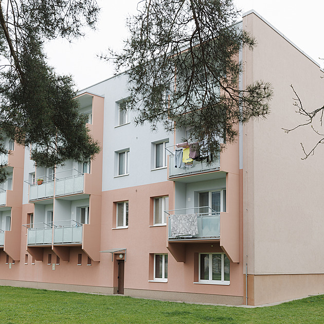 Dílnu přestavěli bez povolení na garsonku. Pře sousedů v bytovce trvá přes deset let