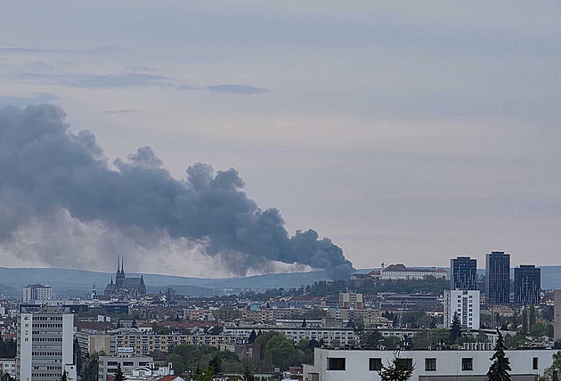 Požár skladu plastů v Brně. Kouř byl vidět na kilometry daleko, škoda je 50 milionů