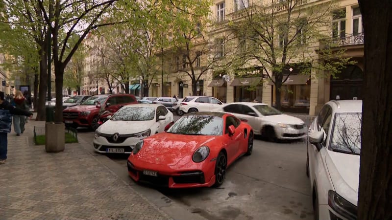 Noční burácení motorů na luxusním pražském bulváru vytáčí místní. Žádají radikální změnu
