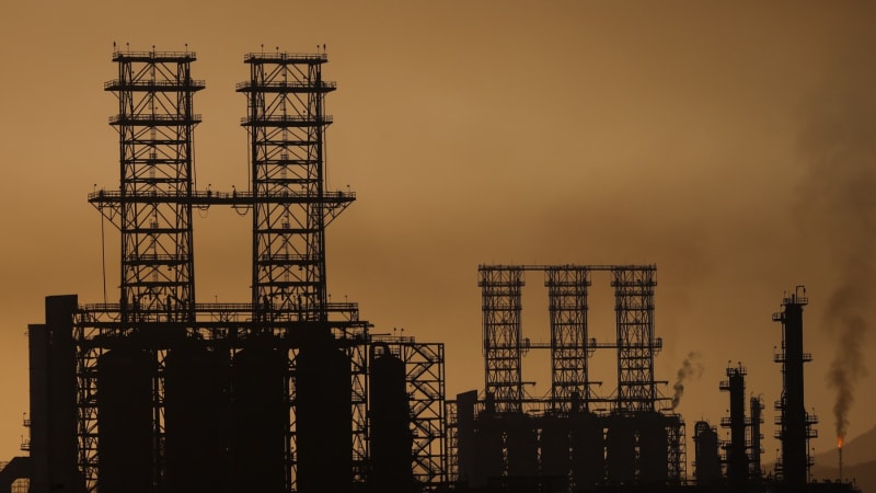 Tvrdá rána pro OPEC: Emiráty se překvapivě stáhly. Stojí za tím Trump, tvrdí ekonom