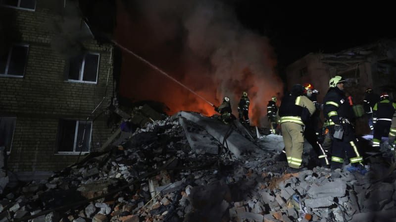 Rusko porušilo příměří, uvedl Zelenskyj. Ukrajinci měli v odvětě zasáhnout ropnou rafinérii