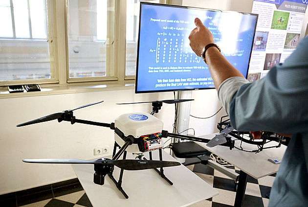 Systémy pražské fakulty umí virtuální výcvik i autonomní řízení dronů