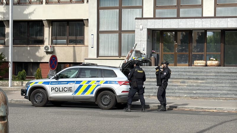 Hlášena střelba v pražském hotelu. Zasáhli policisté se samopaly a balistickým štítem