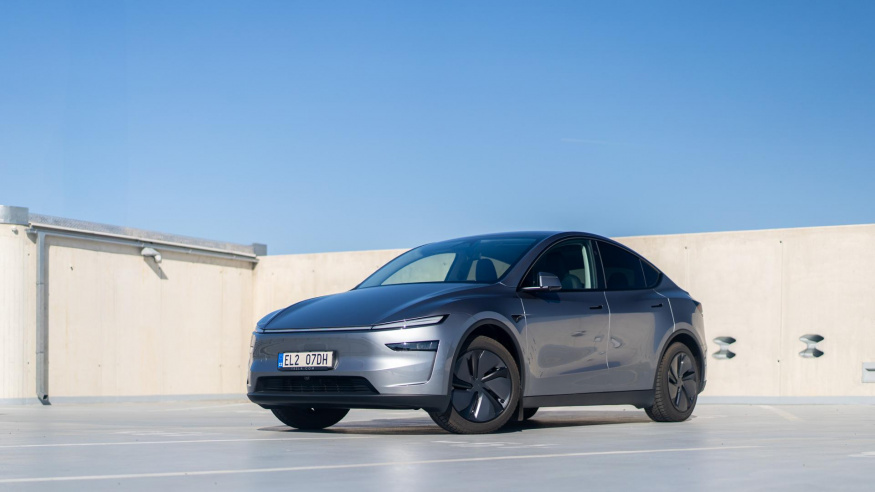 Kuriózní selhání Tesly: automobilka svolává 15 tisíc vozů, chybí jim samolepka
