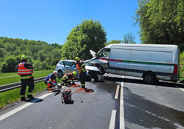 Střet tří vozů na tahu z Karlovarska do Ústeckého kraje, zranili se čtyři lidé