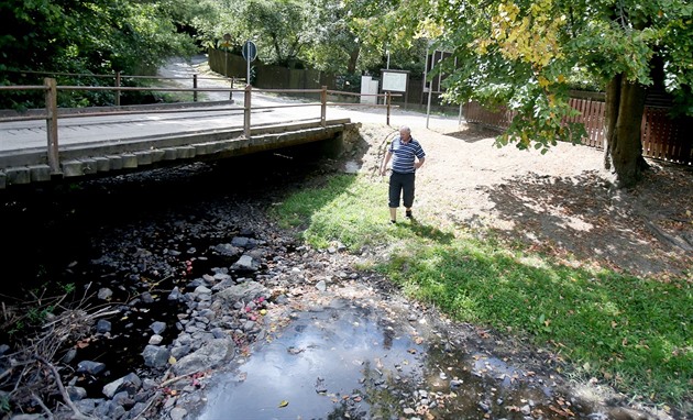 Vyčerpáte nám vodojem, varují obce. O více než měsíc dříve začínají platit zákazy