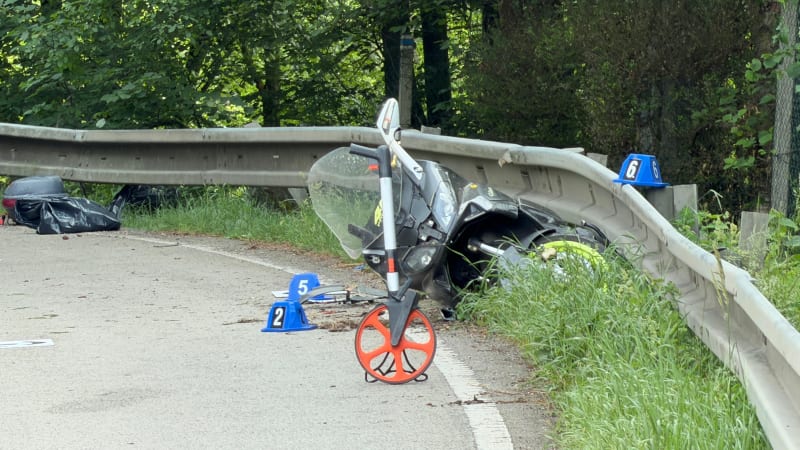 Motorkář zemřel po srážce s dodávkou v Psárech. Nezvládl svůj stroj a skončil v protisměru