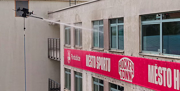VIDEO: Moderní mytí fasády hokejové areny. V Pardubicích to hravě zvládly drony