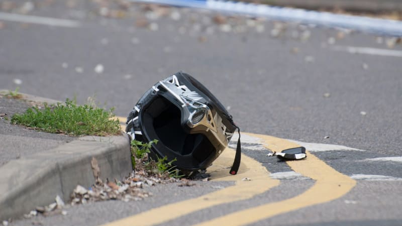Český motorkář v Itálii nepřežil náraz do svodidel, spolujezdkyně utrpěla vážná zranění