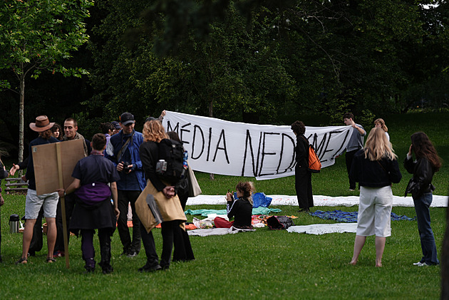 Vládo, probuď se! Studenti demonstrují na podporu ČT a rozhlasu