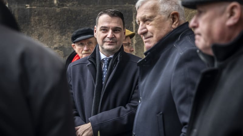 Macinka udělil Klausovi medaili za zásluhy. Jste duchovním otcem moderní politiky, řekl ministr