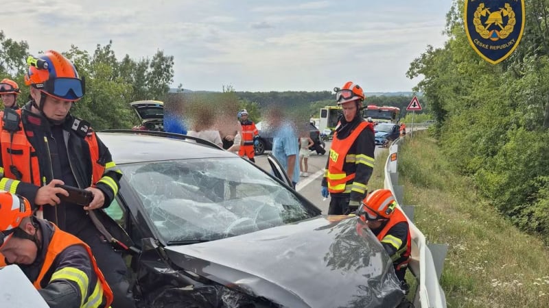 Vážná nehoda v Otrokovicích: Zranilo se šest lidí, dva z nich museli hasiči vystříhat