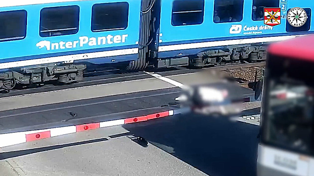 Jednoho vlak nabral, druhý o vlásek unikl. Policie zveřejnila děsivý záznam tragédie